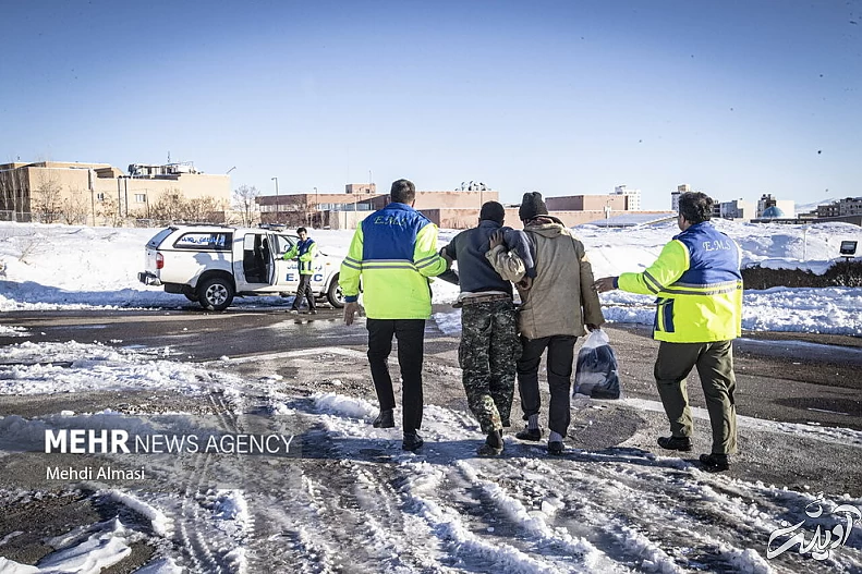 (تصاویر) عملیات نجات چوپانان از دل کوه&zwnj;های برفی زنجان